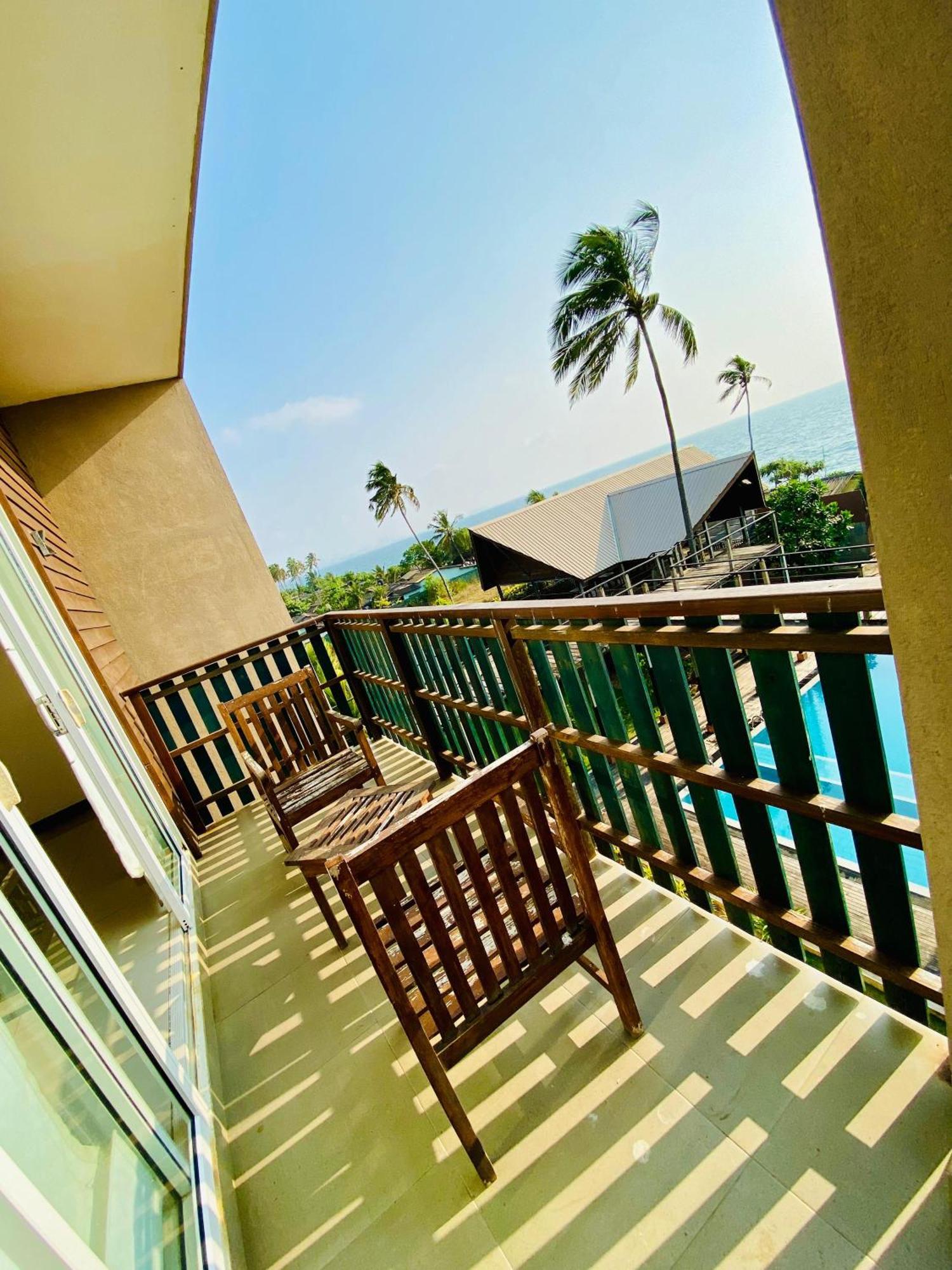 Saprin Beach Resort Uswetakeiyawa Eksteriør billede