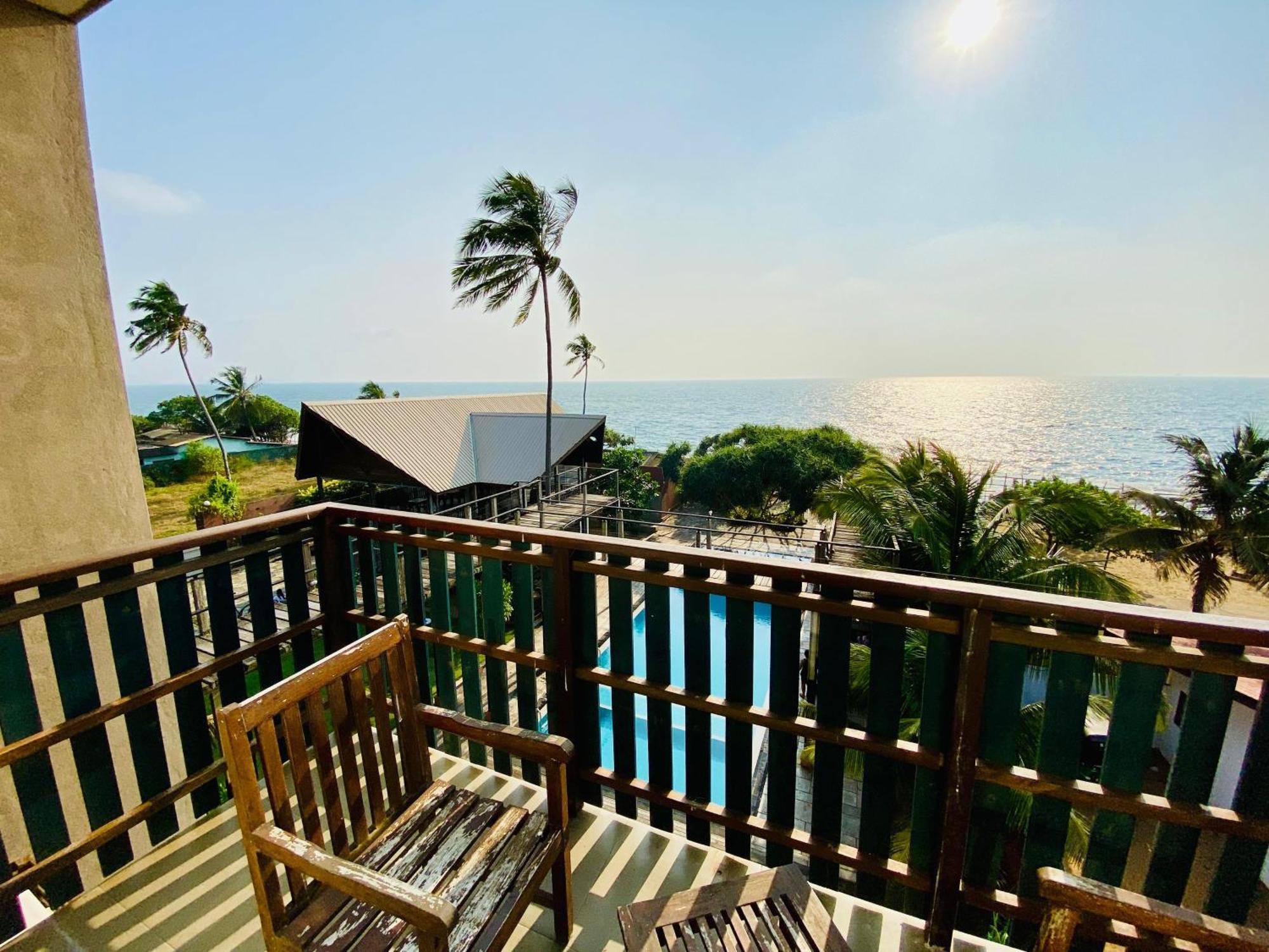 Saprin Beach Resort Uswetakeiyawa Eksteriør billede