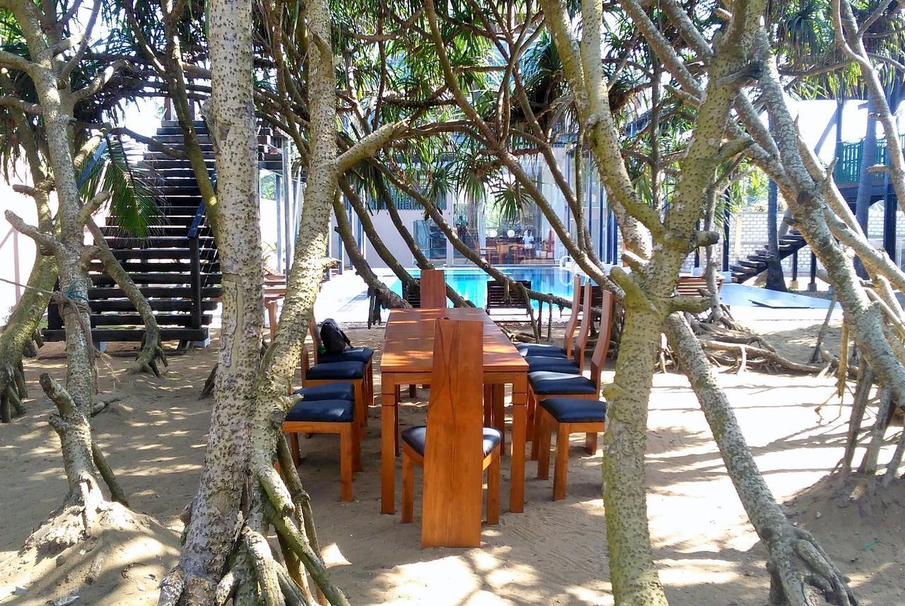 Saprin Beach Resort Uswetakeiyawa Eksteriør billede