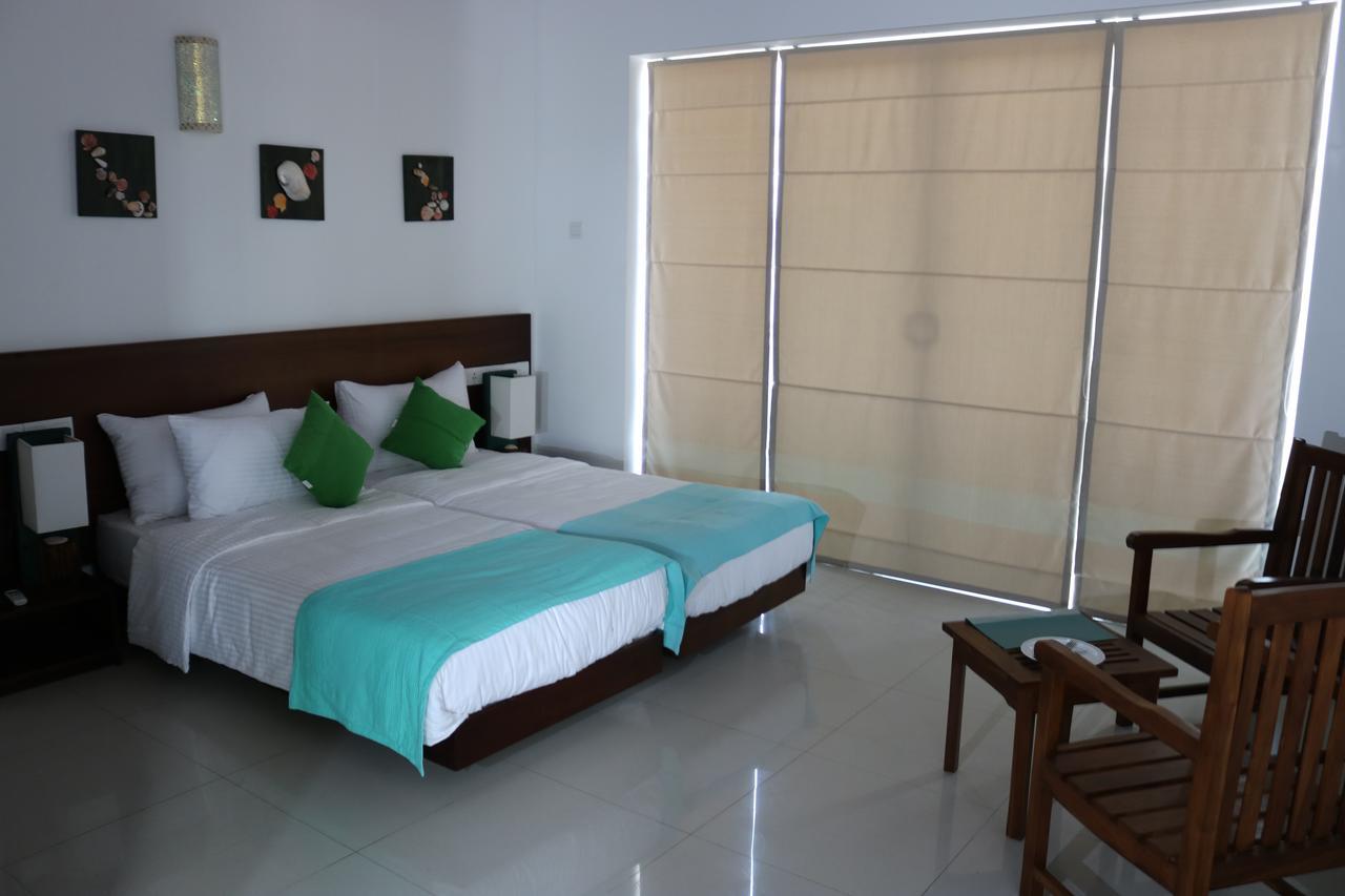 Saprin Beach Resort Uswetakeiyawa Eksteriør billede