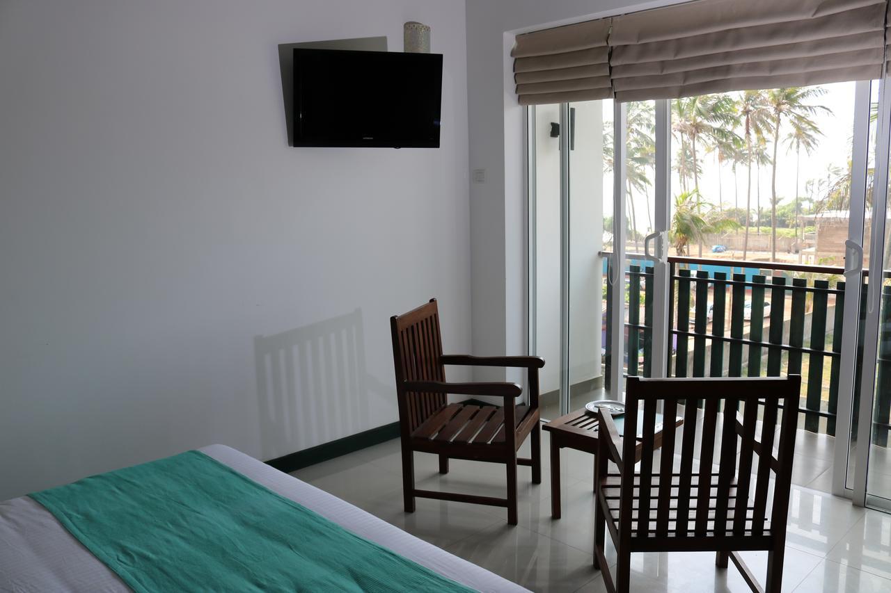 Saprin Beach Resort Uswetakeiyawa Eksteriør billede