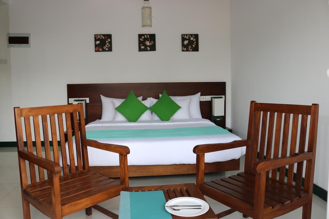 Saprin Beach Resort Uswetakeiyawa Eksteriør billede