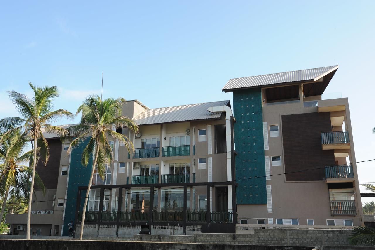 Saprin Beach Resort Uswetakeiyawa Eksteriør billede