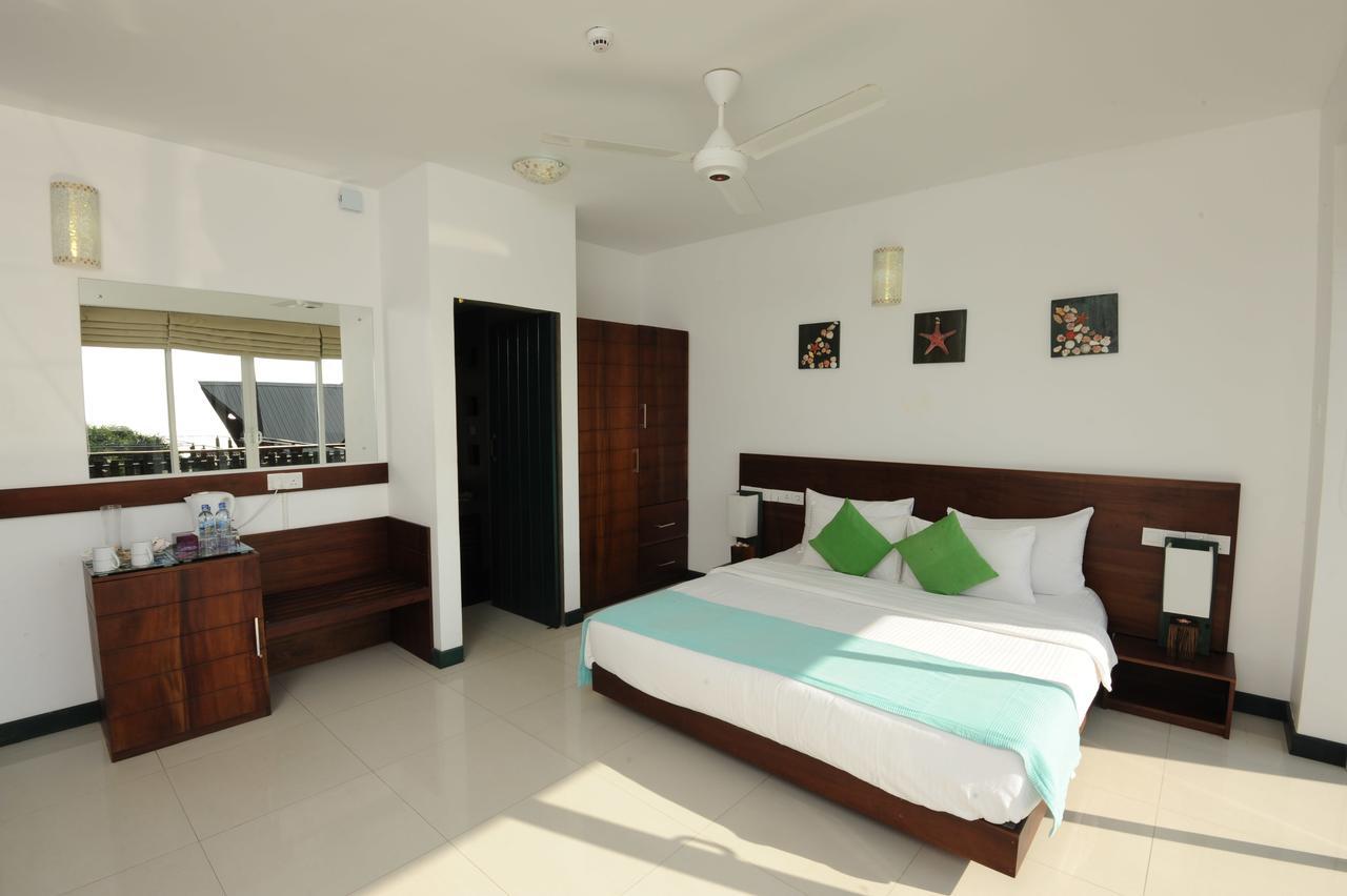 Saprin Beach Resort Uswetakeiyawa Eksteriør billede