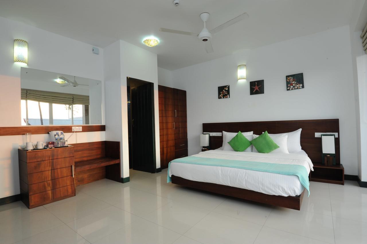 Saprin Beach Resort Uswetakeiyawa Eksteriør billede