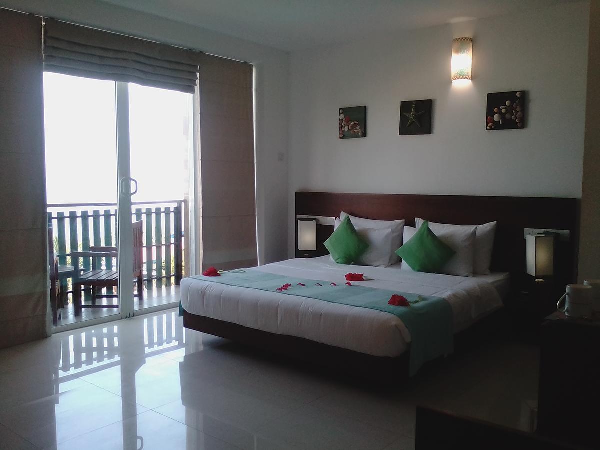 Saprin Beach Resort Uswetakeiyawa Eksteriør billede
