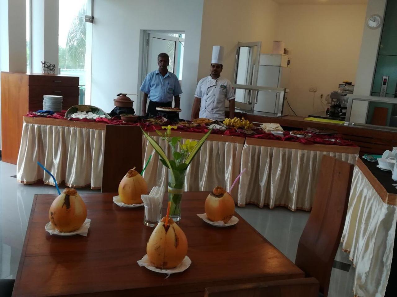 Saprin Beach Resort Uswetakeiyawa Eksteriør billede