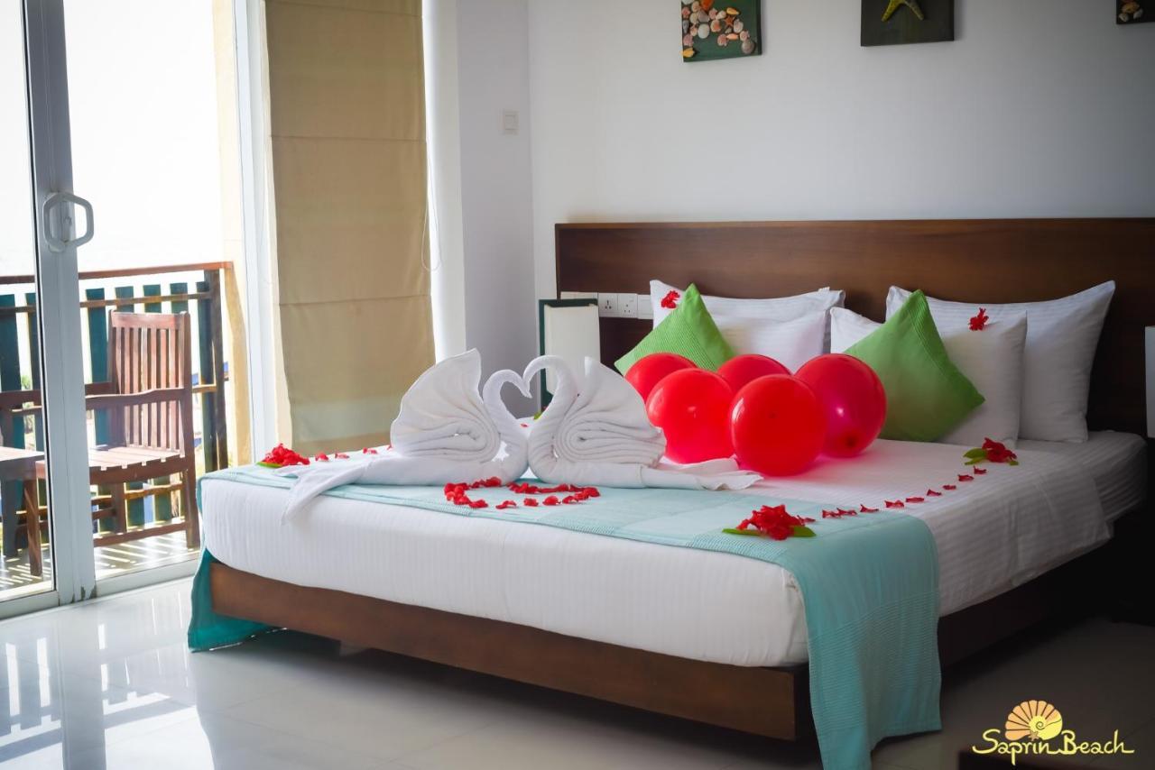 Saprin Beach Resort Uswetakeiyawa Eksteriør billede