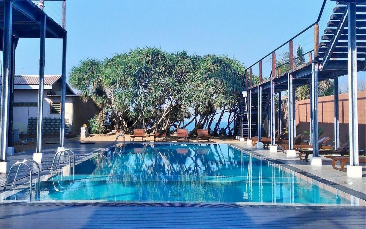 Saprin Beach Resort Uswetakeiyawa Eksteriør billede